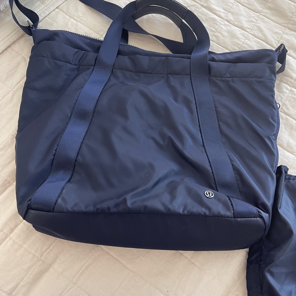 Lululemon carry the day bag in midnight navy with heat protectant pocket